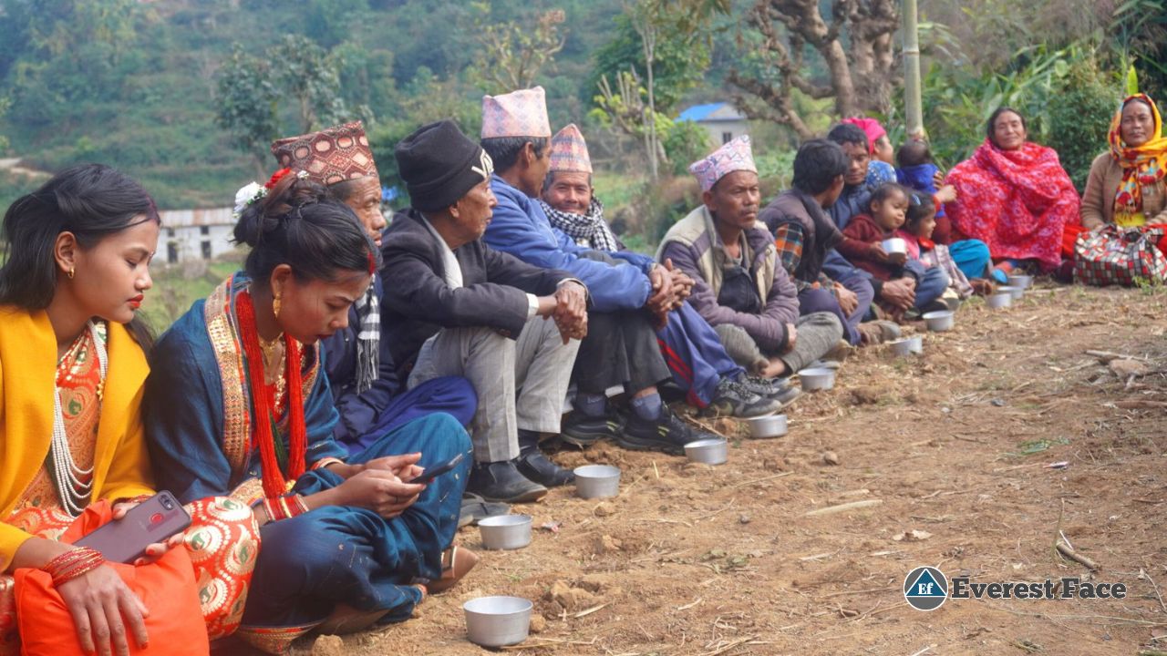 बारीको पाटामा पराल-गुन्द्रीमाथि पलेटी कसेर खानुको मज्जा ! 